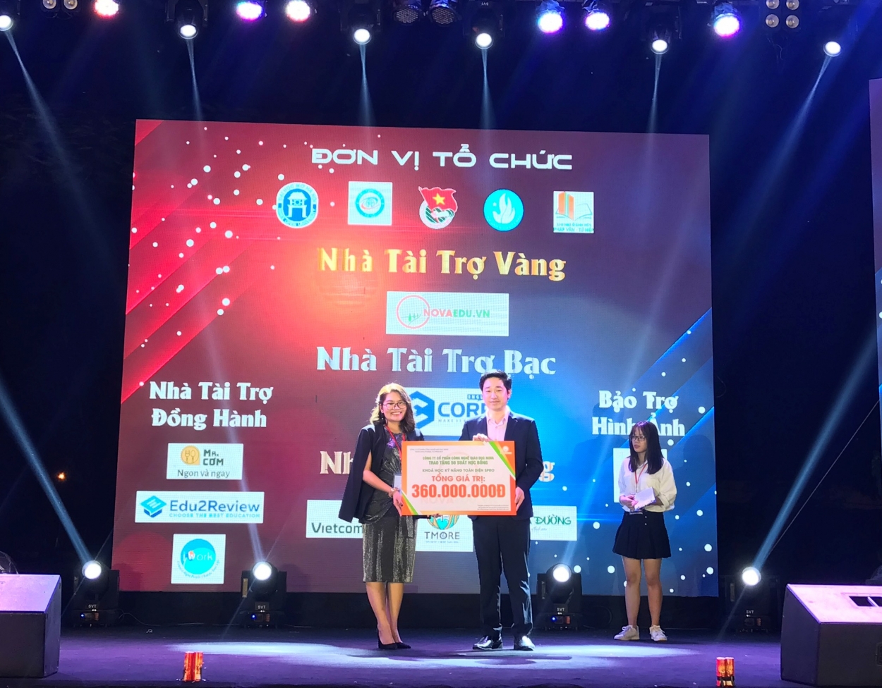 Chị Trần Phương Thảo, Chủ tịch Hội Sinh viên trường Đại học Mở Hà Nội đại diện nhận học bổng của Nhà tài trợ tặng sinh viên