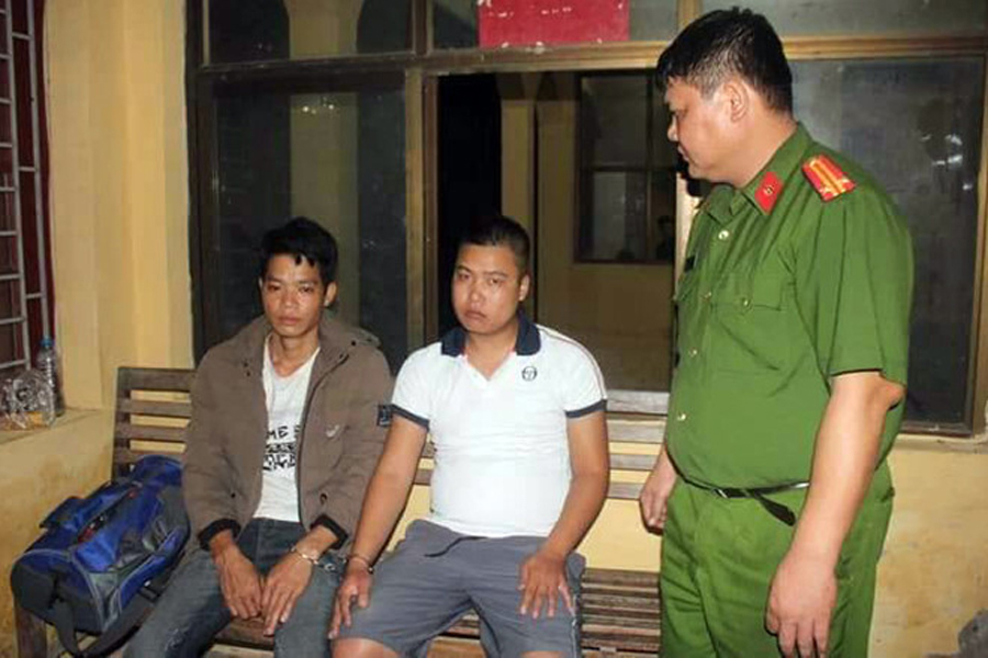 Hai đối tượng Nguyễn Chương Đại và Hoàng Văn Thám bị bắt giữ tại công an tỉnh Hòa Bình