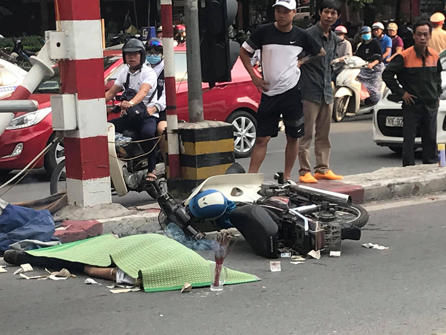 Hà Nội: Xe máy mất lái đâm vào dải phân cách khiến người đàn ông ngã xuống đường tử vong