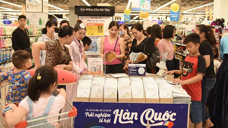 Đổ xô đến VinMart “săn” hàng hóa Hàn Quốc nhập khẩu làm quà tặng 20/10