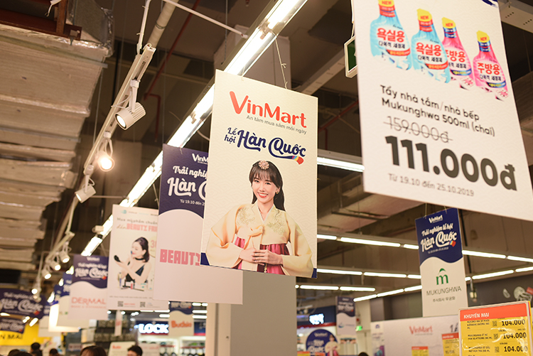 Đổ xô đến VinMart “săn” hàng hóa Hàn Quốc nhập khẩu làm quà tặng 20/10