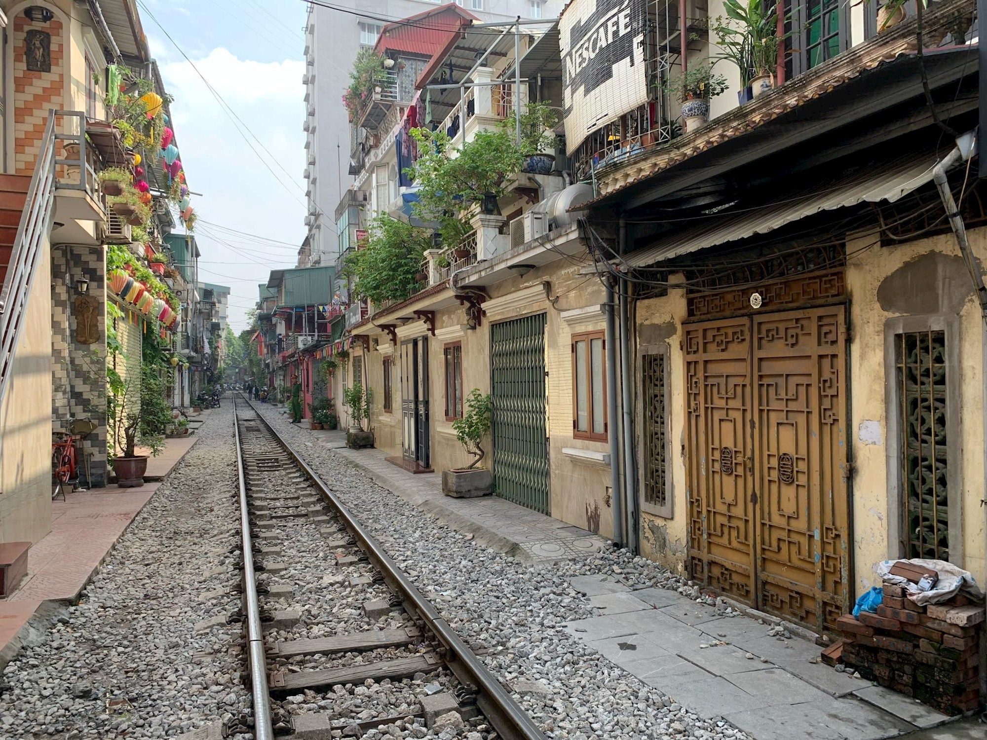 Hà Nội: Xóm cà phê đường tàu xin hoạt động trở lại, cam kết giữ gìn an toàn đường sắt
