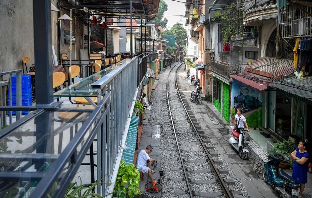 Hà Nội: Xóm cà phê đường tàu xin hoạt động trở lại, cam kết giữ gìn an toàn đường sắt