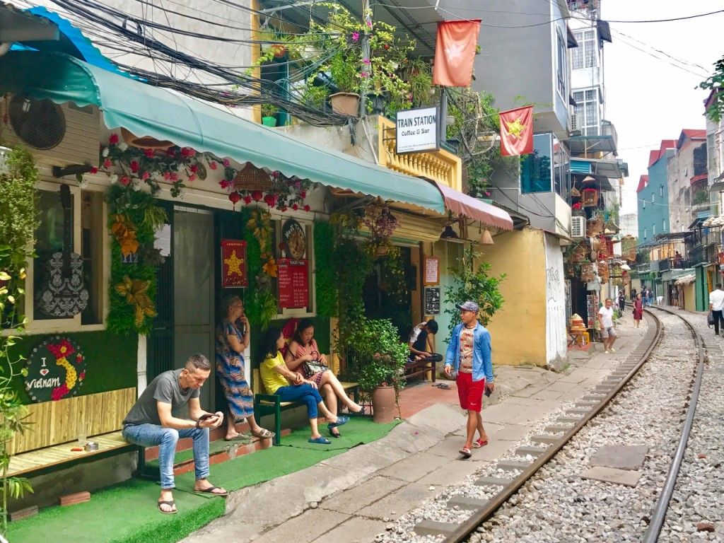 Hà Nội: Xóm cà phê đường tàu xin hoạt động trở lại, cam kết giữ gìn an toàn đường sắt