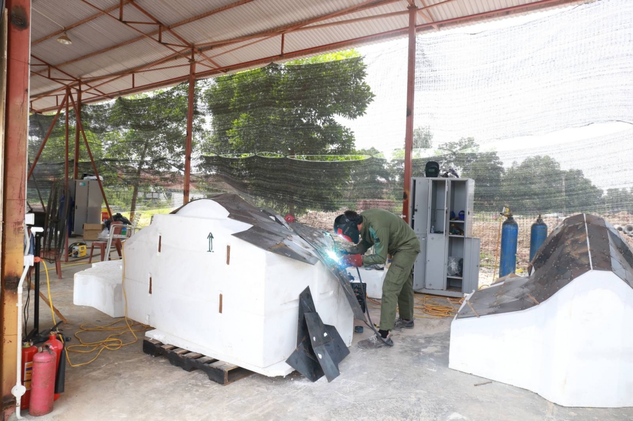 Nhà điêu khắc người Tây Ban Nha Daniel Pérez lần đầu tham gia Art In The Forest miệt mài bên tác phẩm sắp hoàn thành