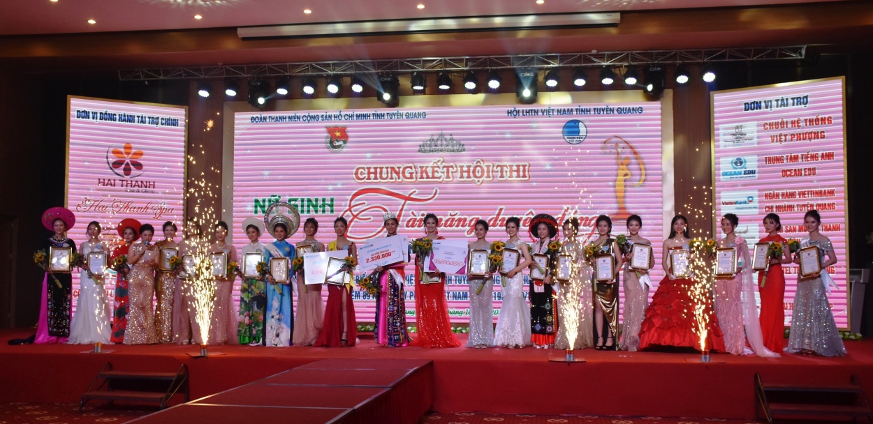 Các thí sinh xuất sắc thi vòng chung kết Hội thi Nữ sinh tài năng duyên dáng tỉnh Tuyên Quang 2019