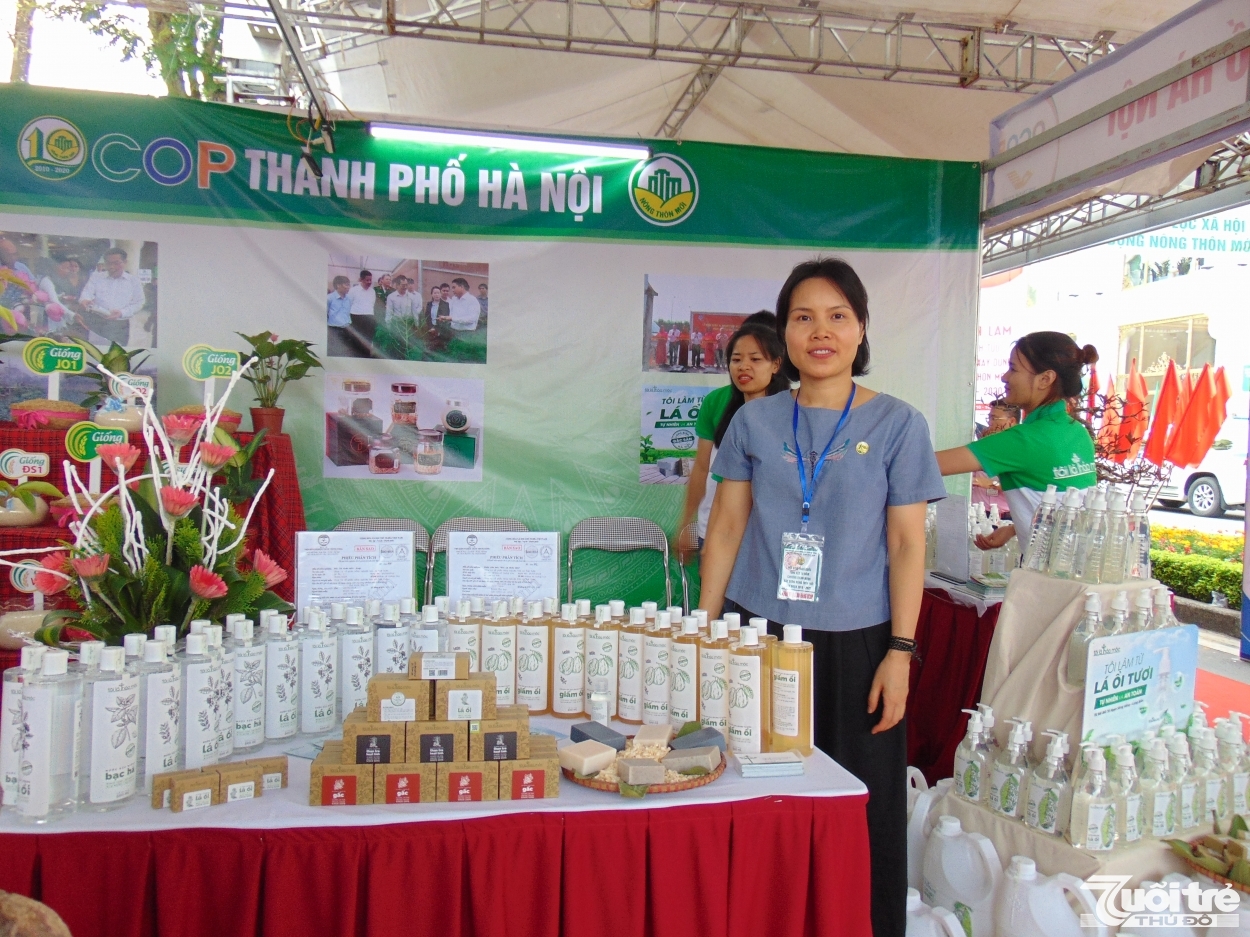 Bà Trần Thị Kim Quy, Phó Tổng giám đốc Công ty Cổ phần Nông nghiệp hữu cơ Tuệ Viên giới thiệu sản phẩm hữu cơ tại triển lãm thành tựu 10 năm xây dựng nông thôn mới