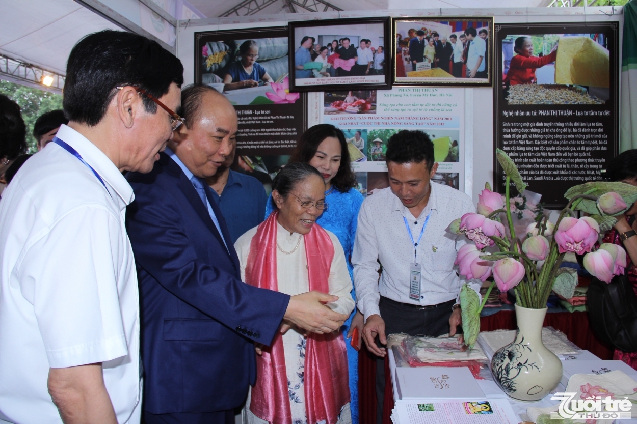 Thủ tướng Chính phủ Nguyễn Xuân Phúc tham quan gian hàng của nghệ nhân Phan Thị Thuận tại triển lãm thành tựu 10 năm xây dựng nông thôn mới