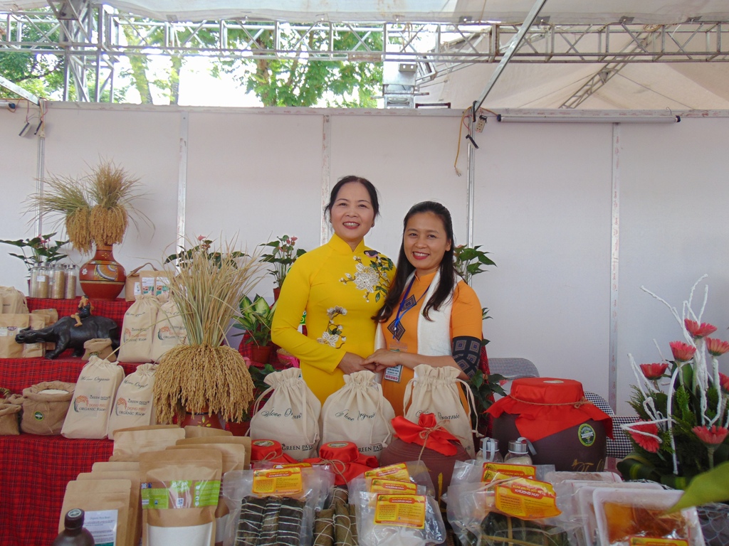 Bà Hoàng Thị Huyền, Phó Chánh Văn phòng điều phối nông thôn mới Hà Nội, tham quan gian hàng của Công ty Cổ phần Thương mại và Xuất nhập khẩu Green Path Việt Nam