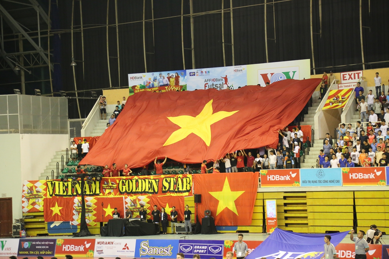 Lá cờ Việt Nam đã xuất hiện trên khán đài như 1 tín hiệu ăn mừng khi tuyển Việt Nam ghi bàn