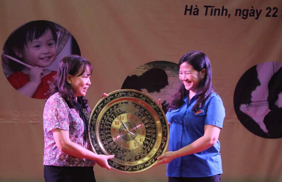 Phó Chủ tịch Hội đồng Đội TƯ Hoàng Tú Anh thay mặt chương trình tặng đồng hồ lưu niệm cho nhà trường.