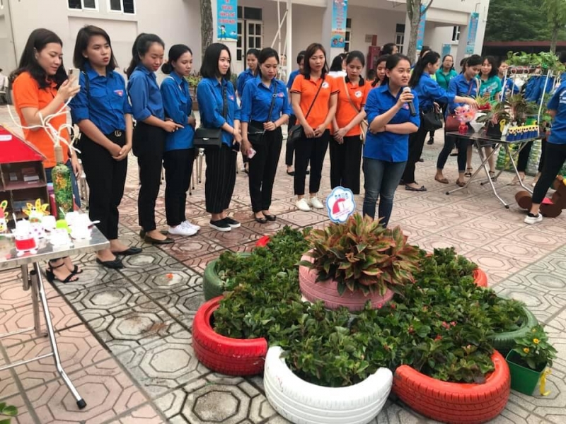 Hội thi tái chế rác thải thành sân chơi thu hút đông đảo thanh niên trong phường Giang Biên tham gia