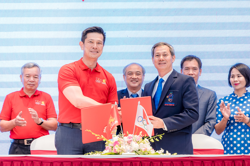 Nghi thức ký kết tại lễ công bố thương hiệu Bia Saigon là nhà tài trợ chính thức của đoàn thể thao Việt Nam tham dự SEA Games 30