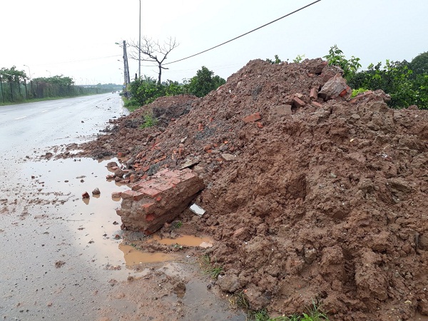 Bãi rác thải xây dựng trên Đại lộ Thăng Long