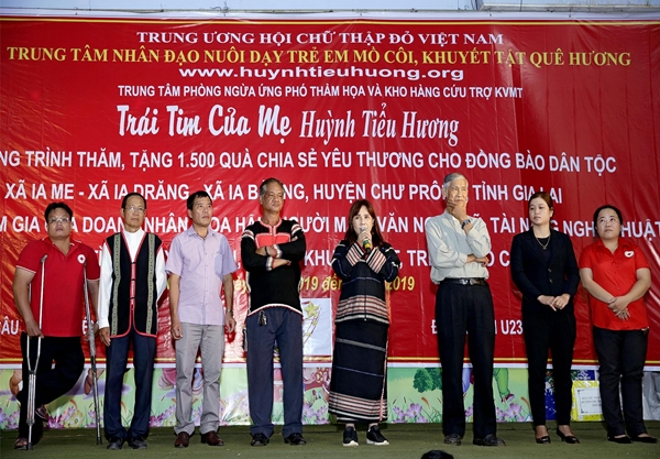 Bà Huỳnh Tiểu Hương chia sẻ tại chương trình