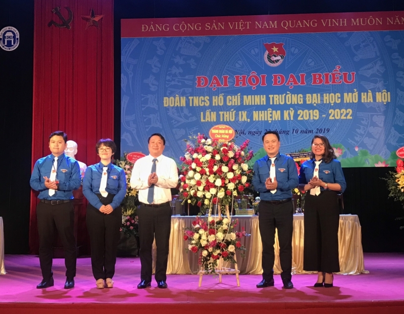 Đồng chí Nguyễn Khánh Bình, UVBCH Trung ương Đoàn, Phó bí thư Thường trực Thành đoàn Hà Nội tặng hoa chúc mừng Đại hội