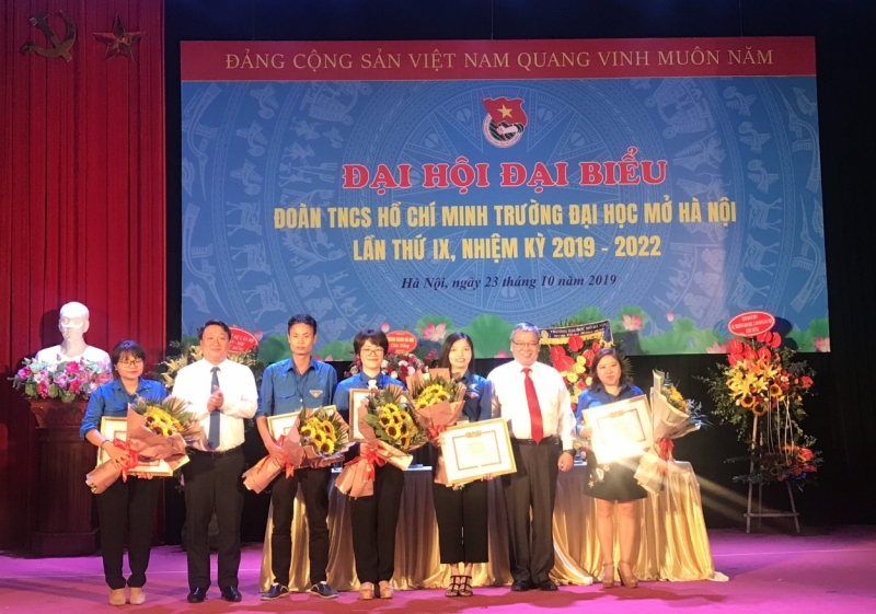 Các tập thể, cá nhân được tuyên dương tại Đại hội Đoàn TNCS Hồ Chí Minh trường Đại học Mở Hà Nội khóa IX
