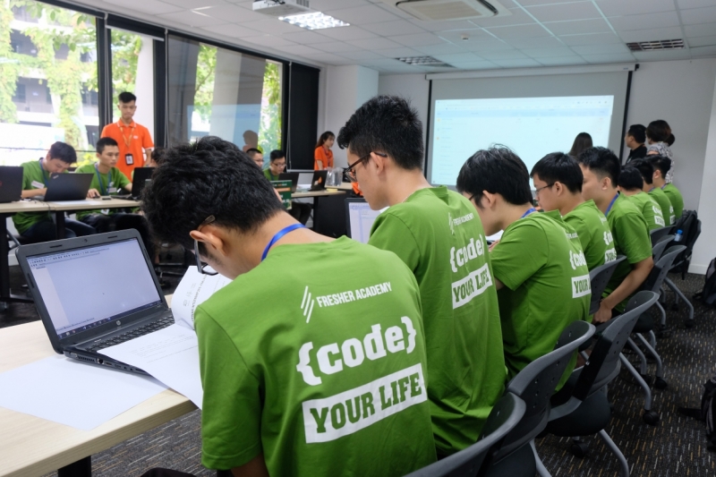 Các bạn sinh viên so tài lập trình tại Code War 2019