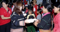 Bà Huỳnh Tiểu Hương trao quà tới đồng bào dân tộc khó khăn Gia Lai