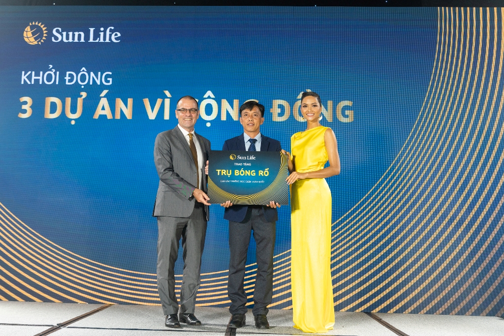 Đại diện Sun Life Việt Nam và Hoa hậu H’Hen Niê trao biểu trưng Dự án “Sống khỏe mạnh hơn - Lắp đặt trụ bóng rổ” cho các trường học trên toàn quốc