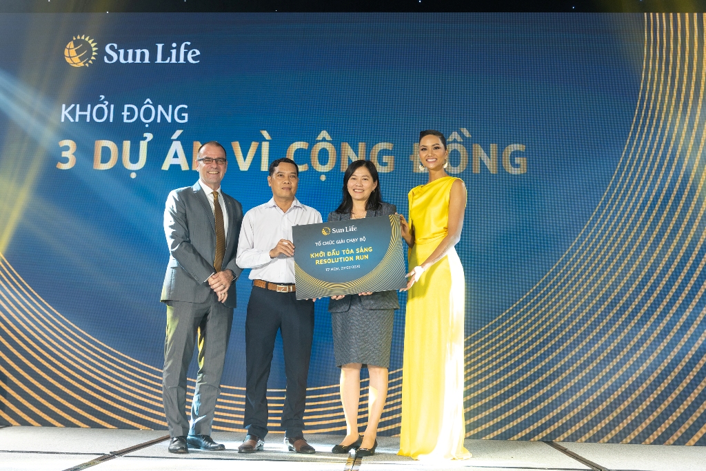 Đại diện Sun Life Việt Nam và Hoa hậu H’Hen Niê trao biểu trưng Giải chạy bộ thường niên “Khởi đầu tỏa sáng – Resolution Run”