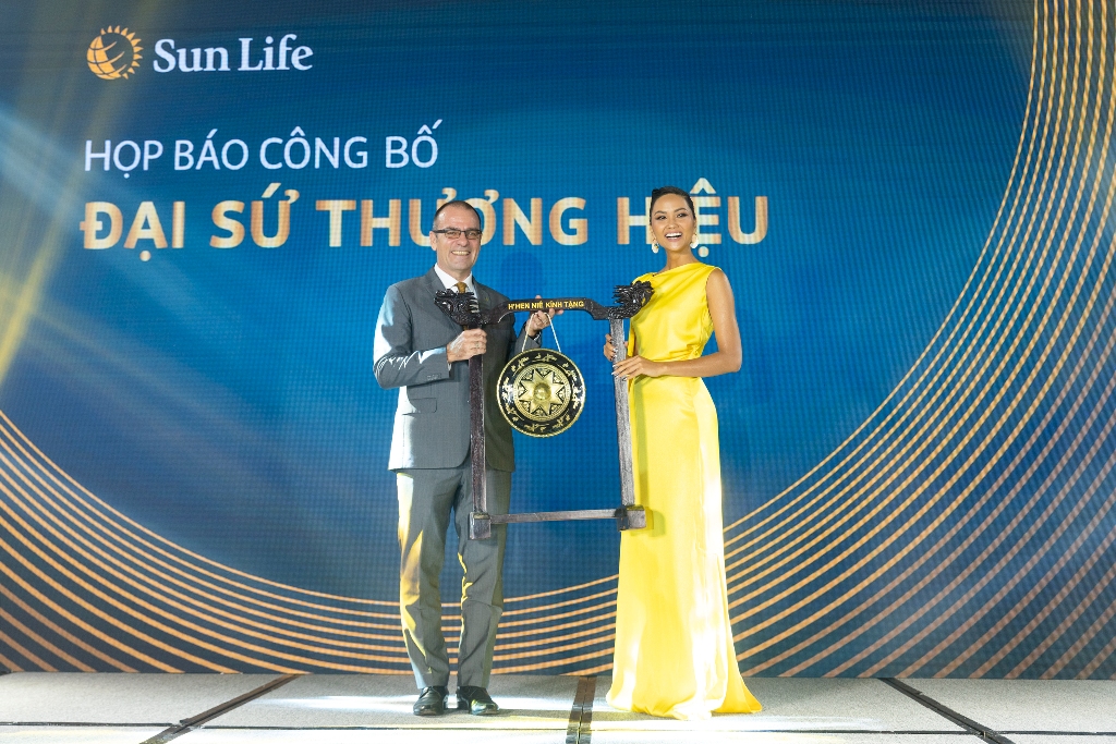 Ông Larry Madge, Tổng giám đốc Sun Life Việt Nam nhận quà từ Hoa hậu H’Hen Niê trao tặng