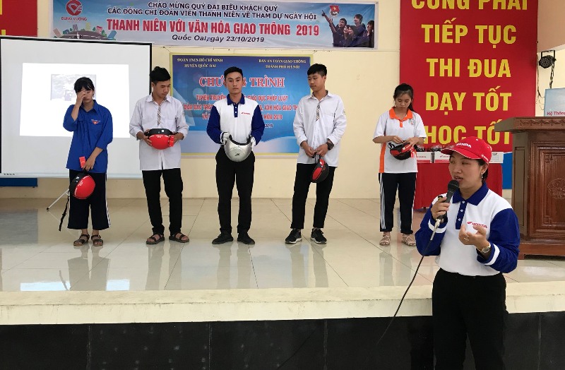 Thanh niên huyện Quốc Oai thực hành kỹ năng lái xe an toàn