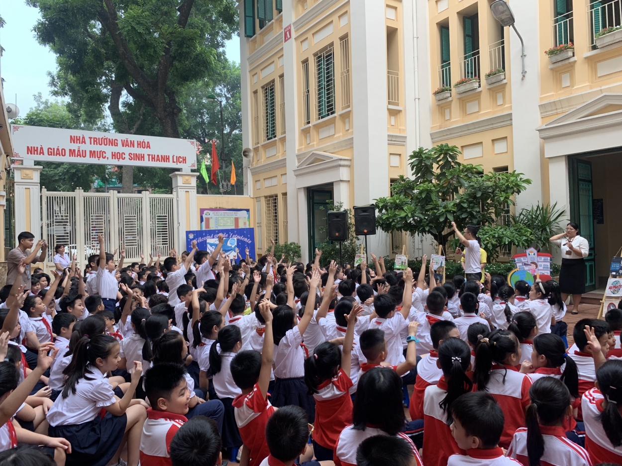 Học sinh hào hứng trả lời các câu hỏi về môi trường