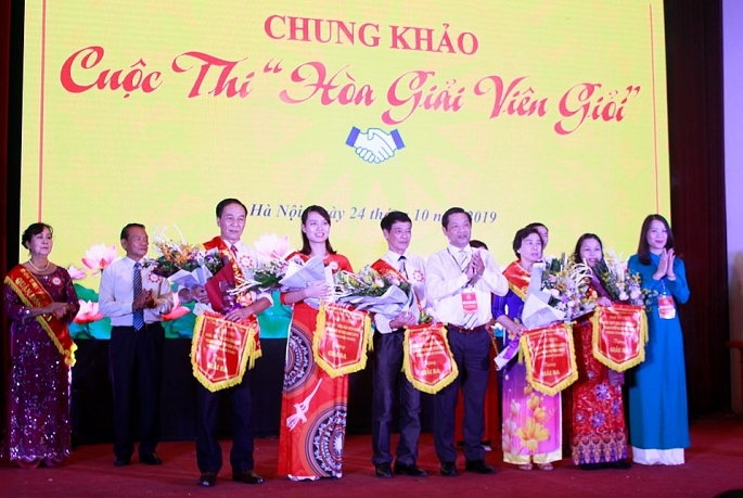 Giải Ba Cuộc thi Hòa giải viên giỏi TP Hà Nội được trao cho các đội Thanh Trì, Hòa Đức, Tây Hồ, Hoàng Mai, Sơn Tây