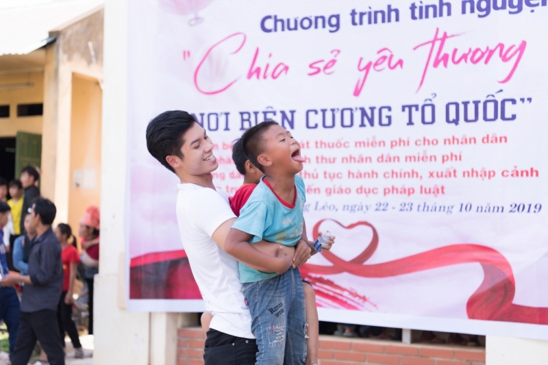 Phạm Đình Lĩnh cùng dàn “nam thần” Mister Việt Nam chăm sóc trẻ vùng cao