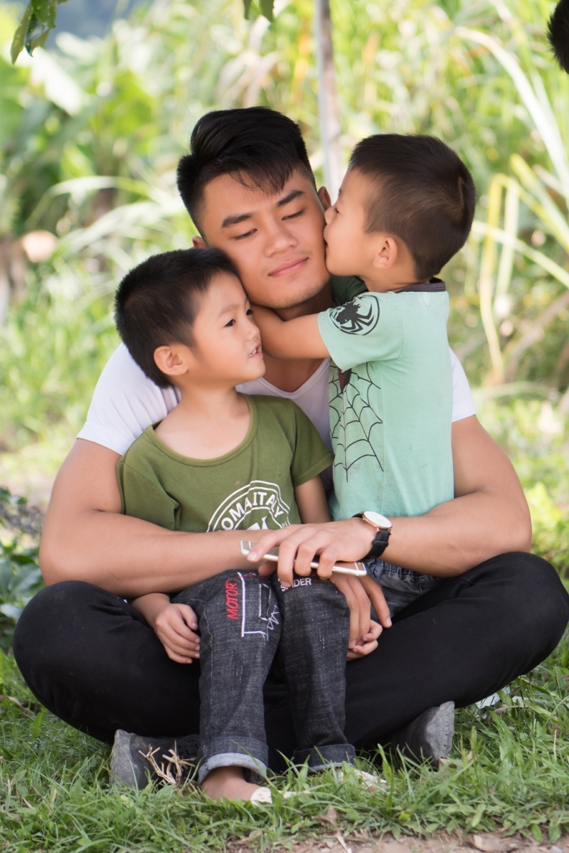 Phạm Đình Lĩnh cùng dàn “nam thần” Mister Việt Nam chăm sóc trẻ vùng cao