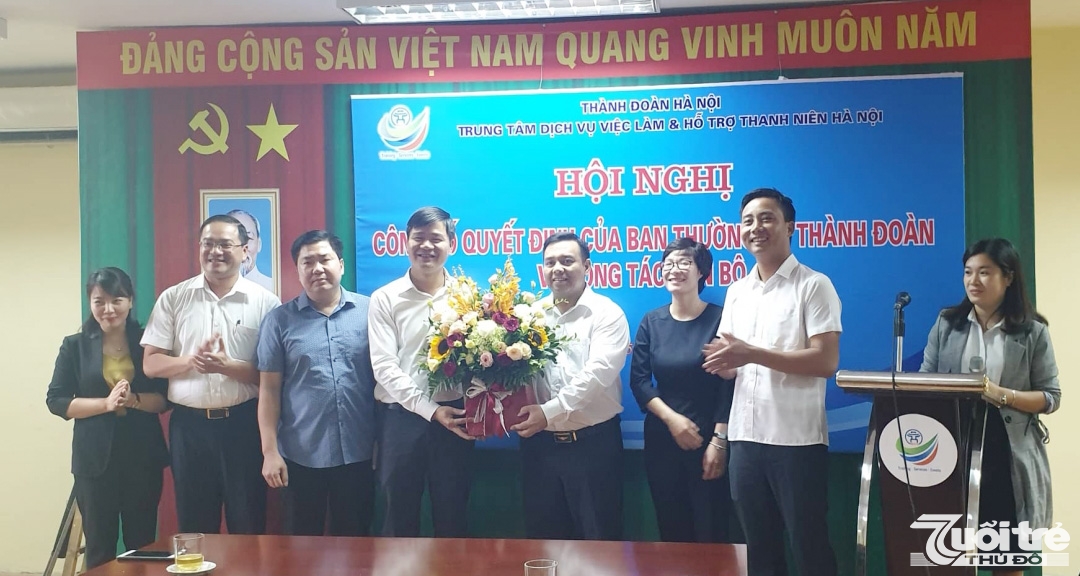 Đồng chí Nguyễn Ngọc Việt, Ủy viên Ban Thường vụ Trung ương Đoàn, Bí thư Thành đoàn Hà Nội và đồng chí Nguyễn Đức Tiến, Phó Bí thư Thành đoàn Hà Nội, Chủ tịch Hội LHTN thành phố chúc mừng Ban Giám đốc mới của Trung tâm Dịch vụ việc làm và Hỗ trợ Thanh niên Hà Nội.