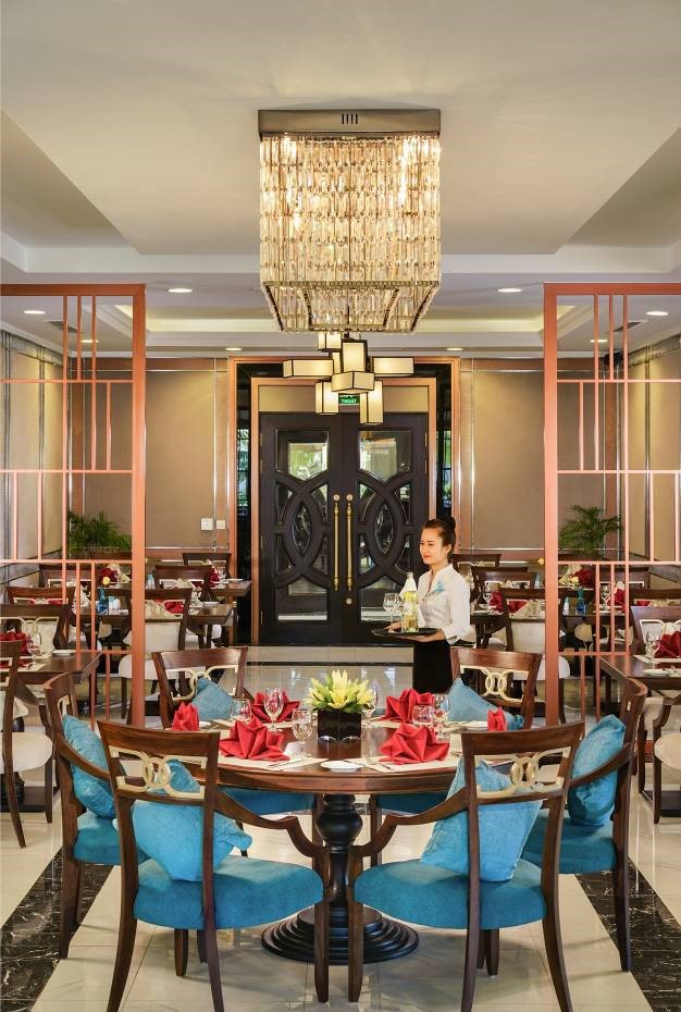 Hệ thống nhà hàng buffet phong phú với sức chứa lên đến hàng nghìn người giúp khách tham dự đám cưới có thể linh hoạt với nhiều lựa chọn ẩm thực theo nhu cầu