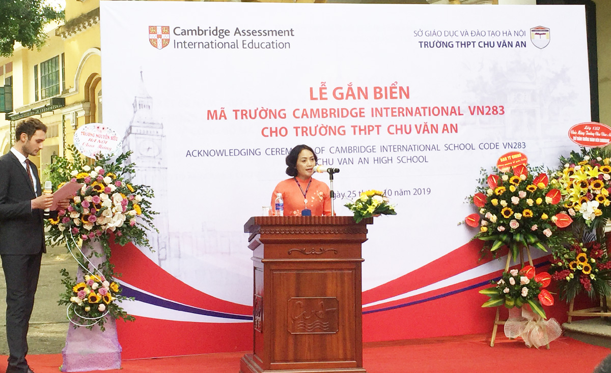 Cô Lê Mai Anh - Hiệu trưởng trường THPT Chu Văn An phát biểu tại buổi lễ