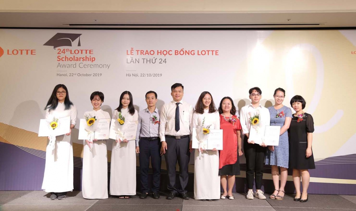 Sinh viên trường ĐH Quốc gia Hà Nội nhận học bổng Lotte