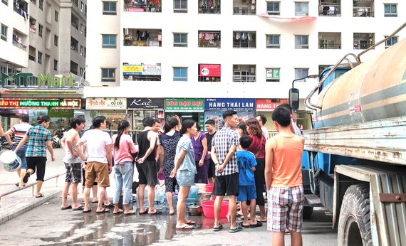 Người dân tại nhiều khu vực ở Hà Nội phải xếp hàng chờ lấy nước từ xe bồn vì nước sạch sông Đà bị ô nhiễm