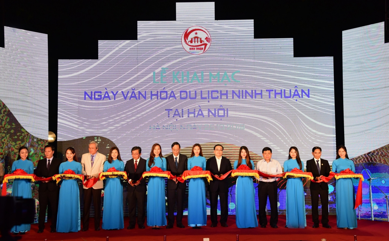 Các đại biểu cắt băng khai mạc Ngày văn hóa du lịch Ninh Thuận tại Hà Nội