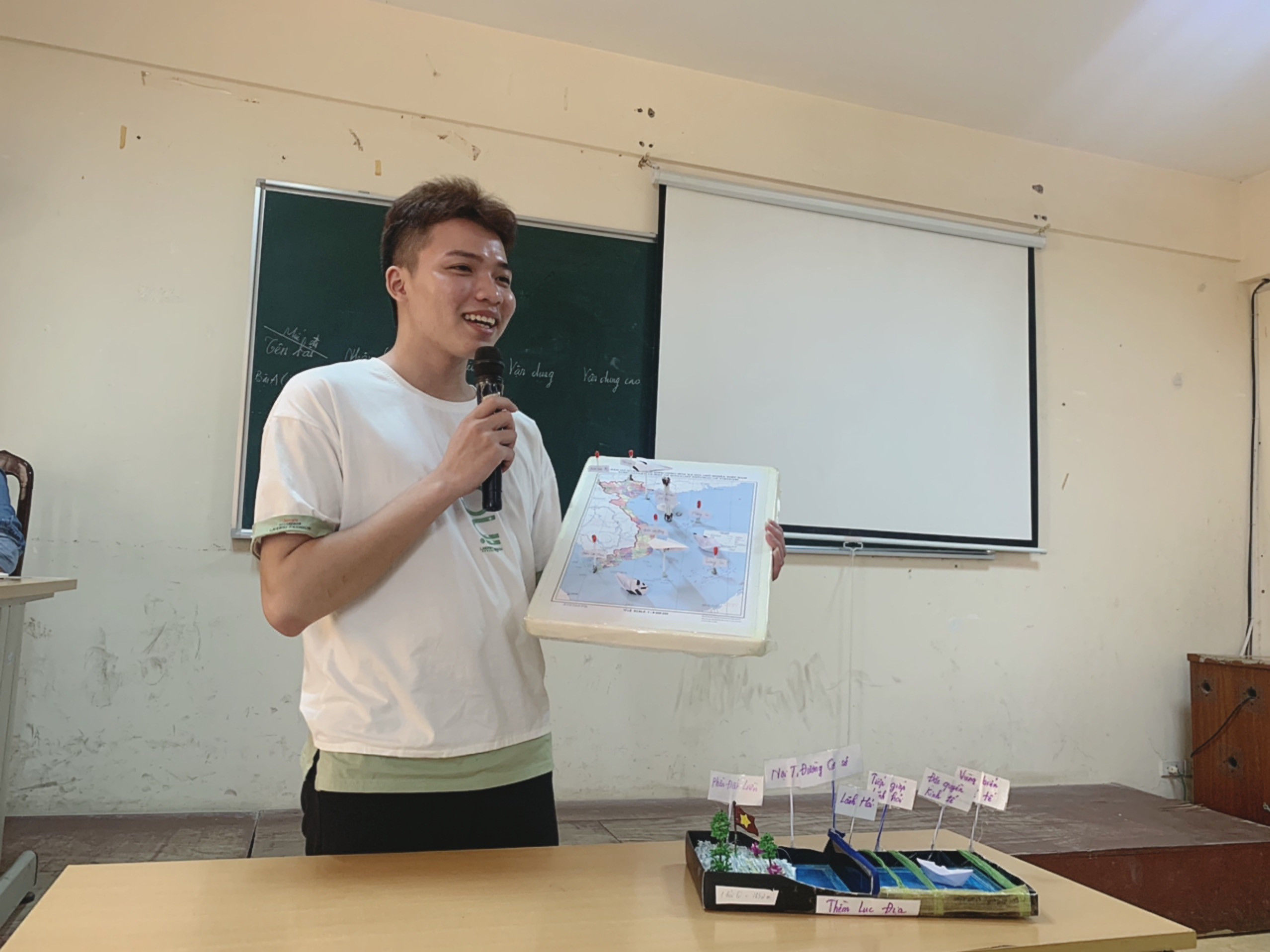 Biến rác thải thành đồ dùng học tập