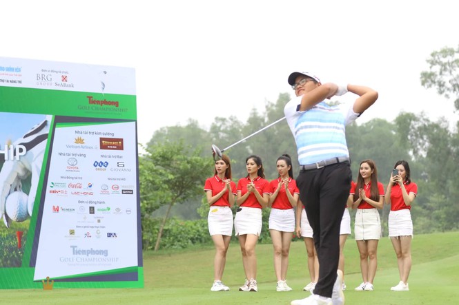 Phát bóng chính thức khai mạc Tiền Phong Golf Championship 2019