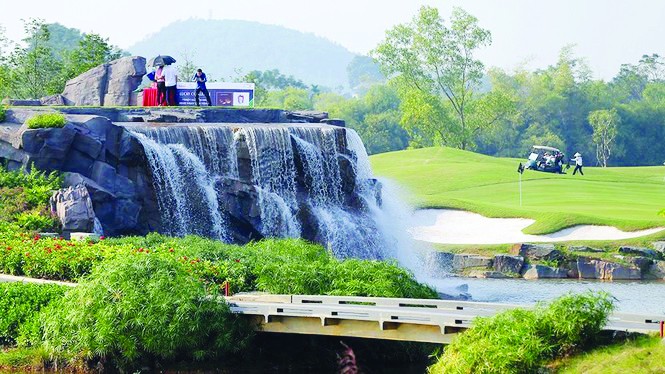 Các golfer tham dự thử thách ở hố 19 góp phần gây quỹ cho Quỹ Hỗ trợ tài năng trẻ Việt Nam