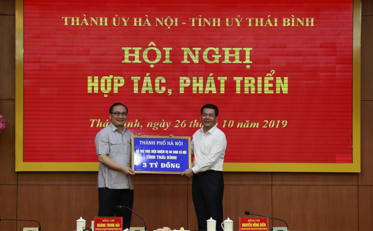 Thay mặt Đảng bộ, chính quyền và nhân dân Thủ đô, Bí thư Thành ủy Hoàng Trung Hải trao tặng Quỹ an sinh xã hội tỉnh Thái Bình 3 tỷ đồng