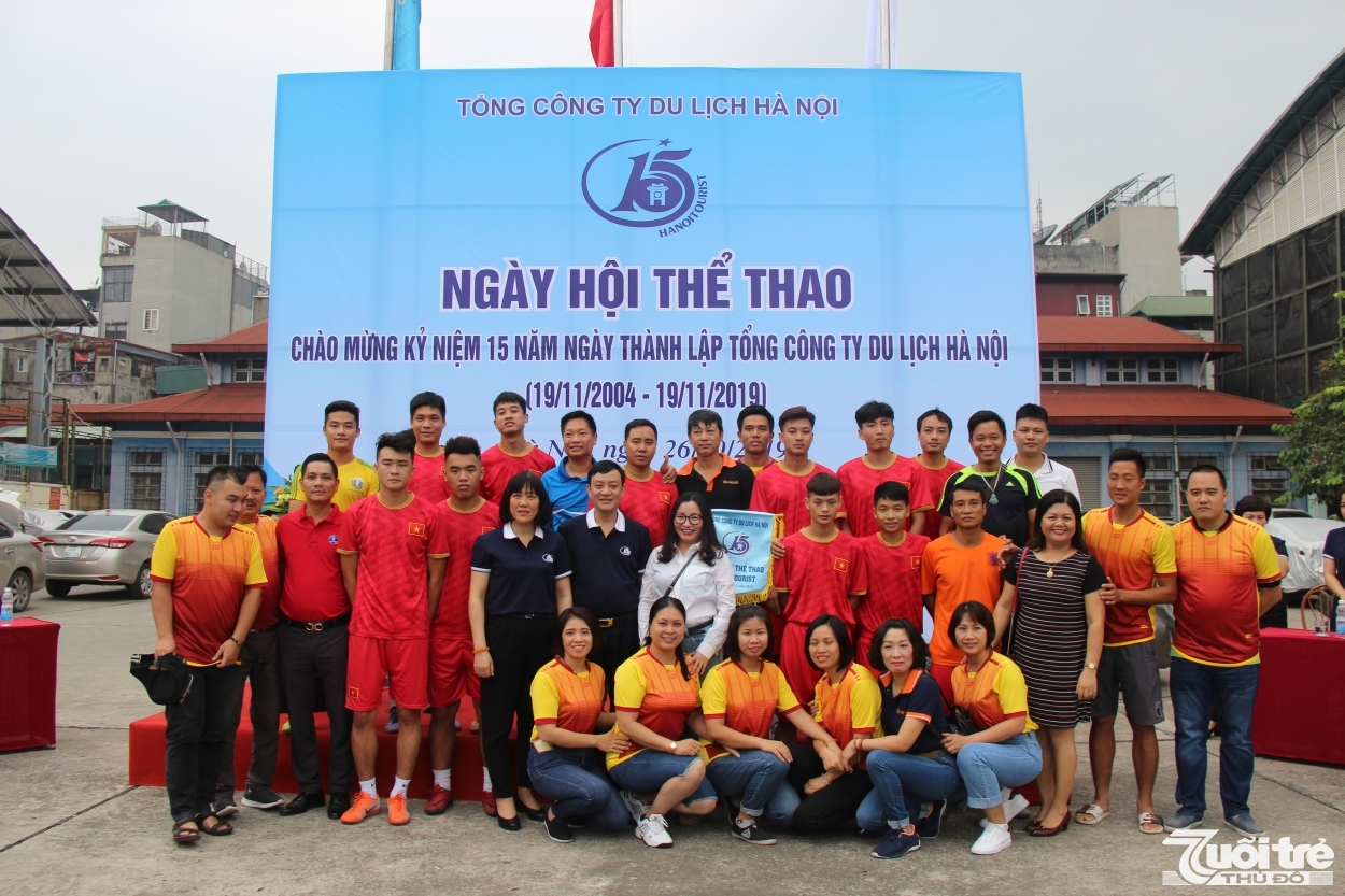 Ban Tổ chức chụp ảnh lưu niệm với các đội tham gia Ngày hội thể thao Hanoitourist 2019