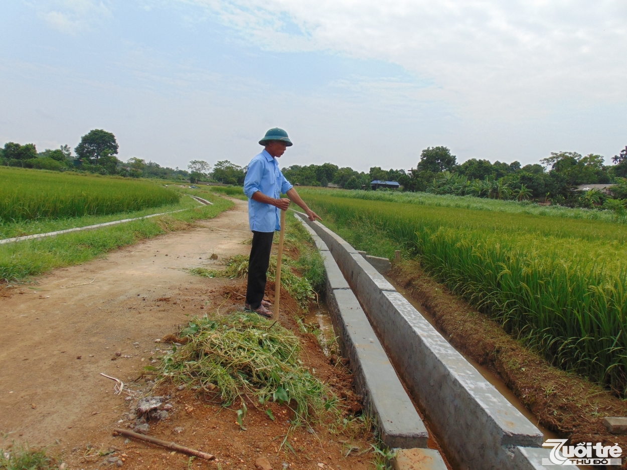 Bác Đỗ Hữu Canh Bí thư Chi bộ thôn Nghĩa Sơn luôn sát cánh cùng bà con nhân dân trong thôn xây dựng hệ thống kênh mương nội đồng phục vụ sản xuất nông nghiệp