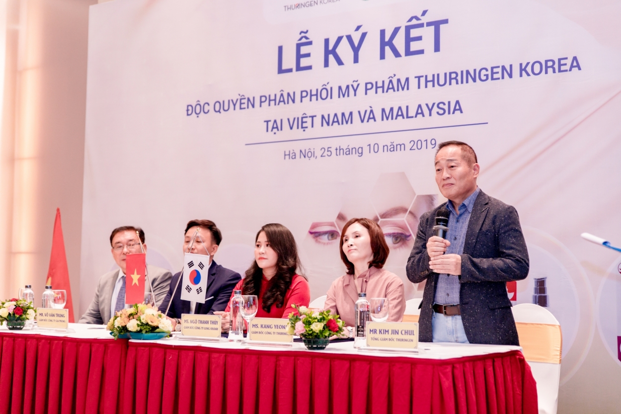 Đại diện các đơn bị tại lễ kí kết độc quyền phân phối thương hiệu mỹ phẩm Thuringen KOREAcủa Công ty TNHH Mỹ phẩm Long Khánh