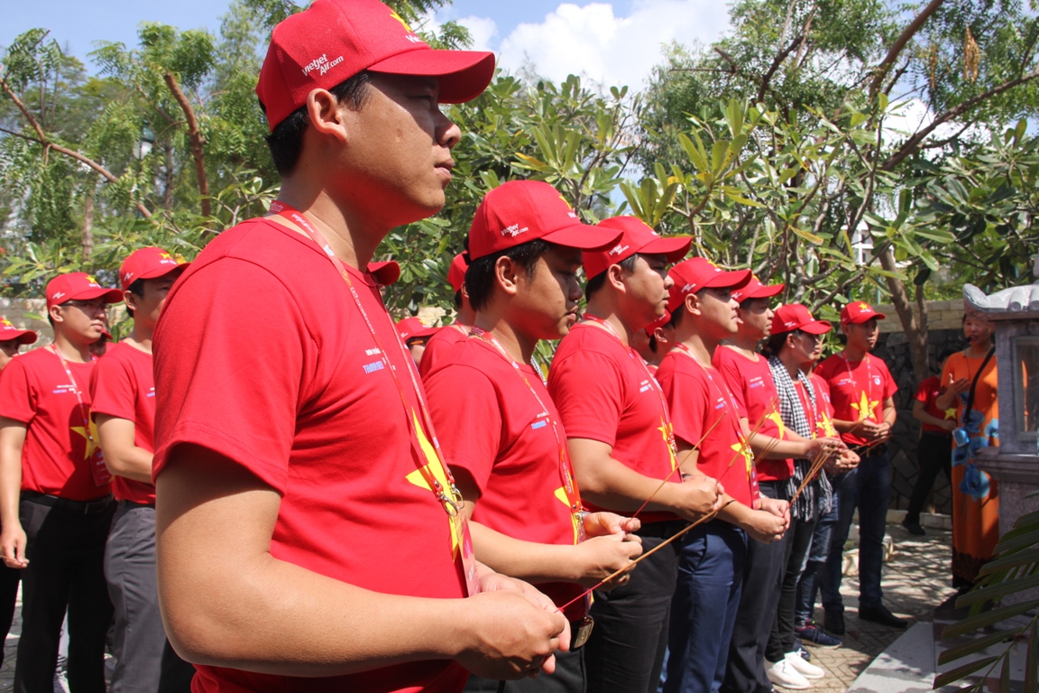 Đoàn đại biểu tham gia Hành trình “Tôi yêu Tổ quốc tôi” dâng hương tại Khu tưởng niệm chiến sĩ Gạc Ma