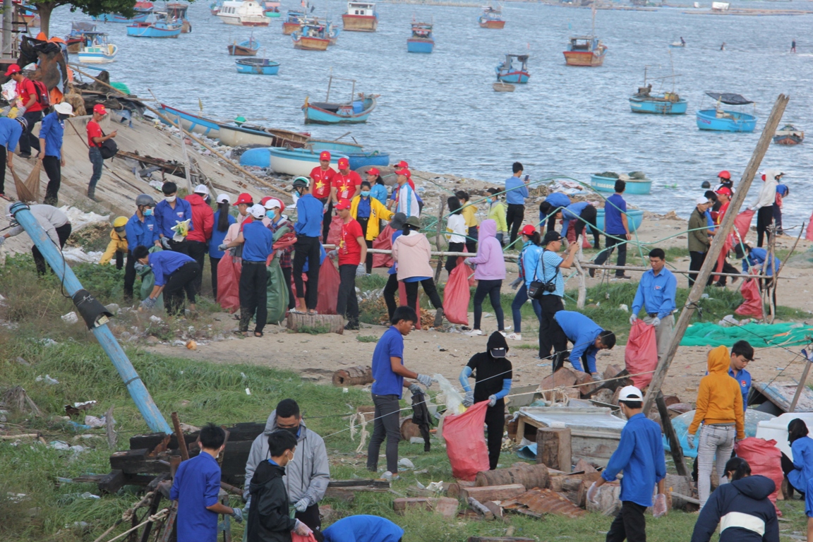 Đoàn viên thanh niên tham gia dọn rác tại bãi biển Vạn Giã