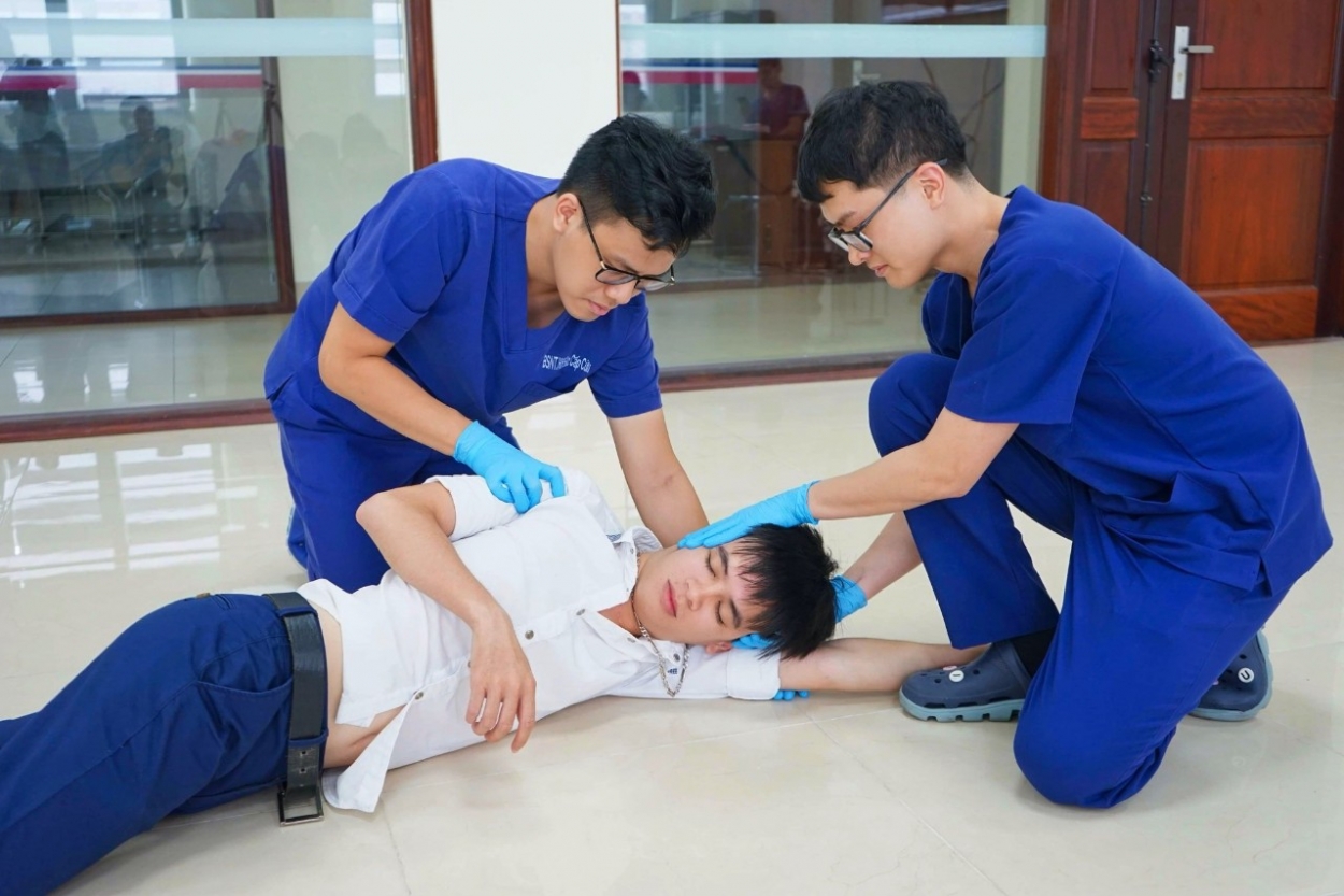 Nguyễn Minh Hiếu, Thủ khoa xuất sắc tốt nghiệp Đại học Y Hà Nội năm 2019 (Áo xanh bên phải) trong giờ học thực hành tại Đại học Y Hà Nội