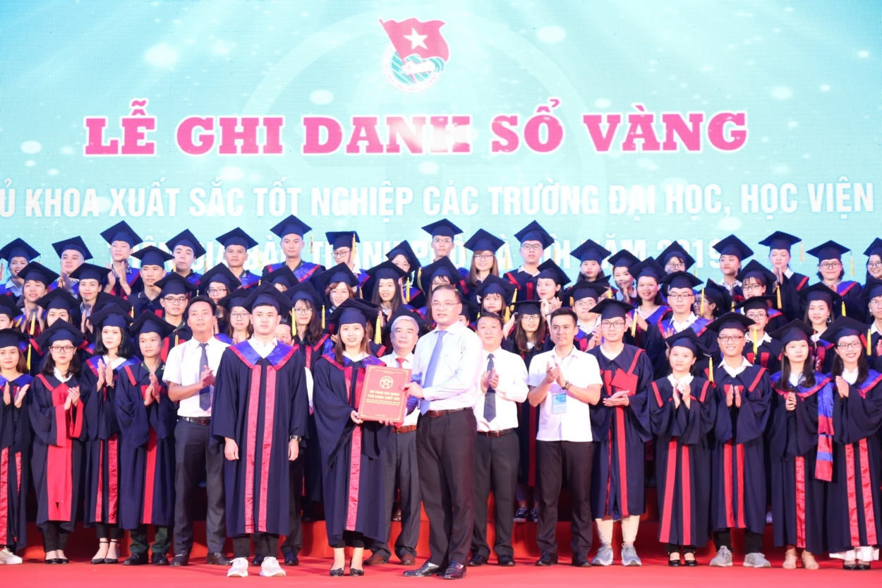 Đại diện 86 thủ khoa xuất sắc năm 2019 trao Sổ vàng tới đồng chí Nguyễn Ngọc Việt, Ủy viên Ban Thường vụ Trung ương Đoàn, Bí thư Thành đoàn Hà Nội để lưu danh tại Đoàn TN thành phố Hà Nội