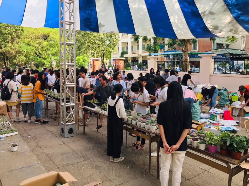 Chương trình “Đổi giấy lấy cây” diễn ra tại Đại học Quốc gia Hà Nội thu hút đông đảo các bạn trẻ tham gia