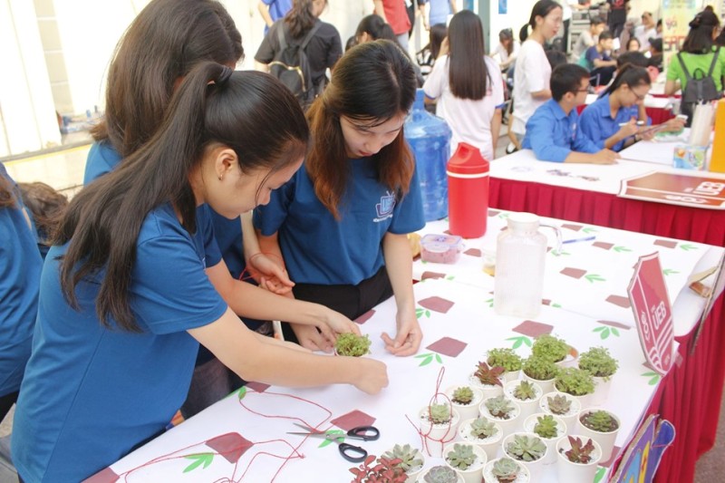 Sinh viên Đại học Quốc gia Hà Nội tham gia hội chợ
